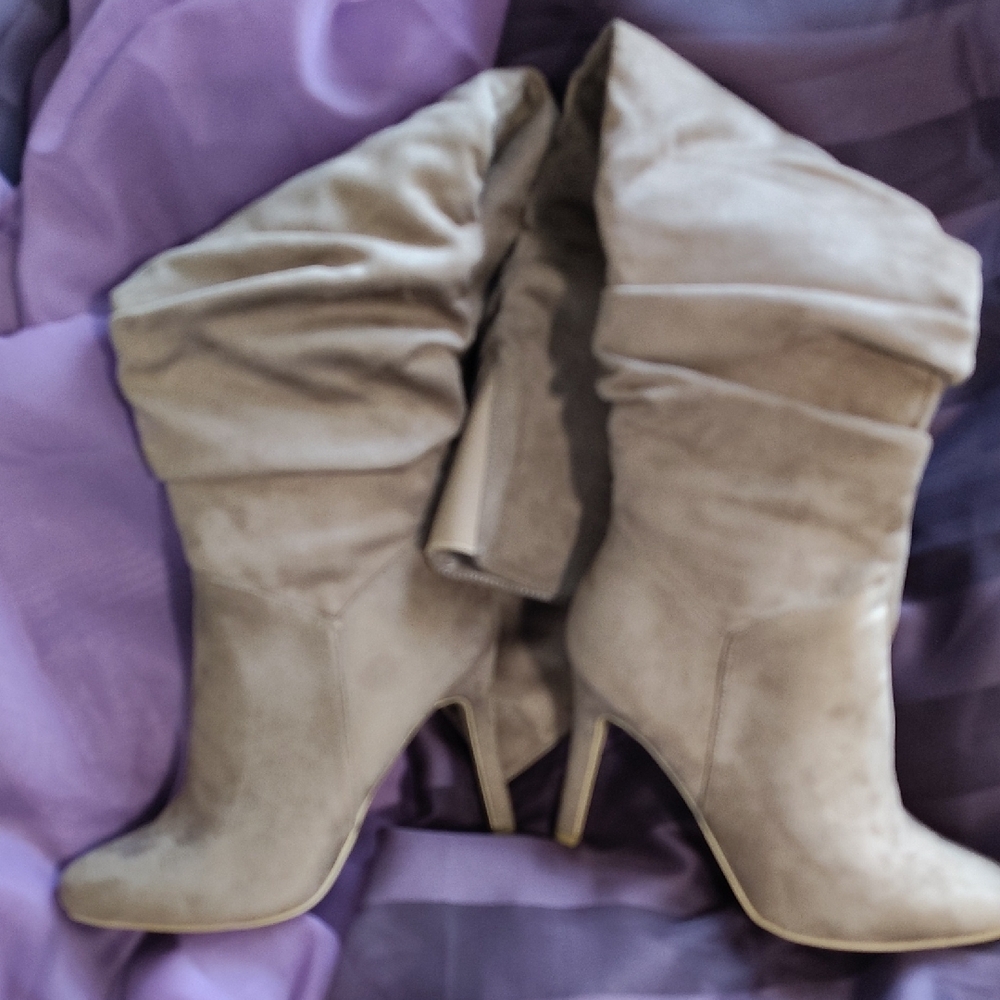 Chic Slouch Heeled Boots in Cream